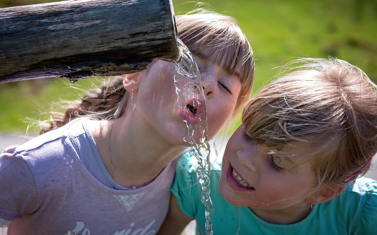 Crianças se refrescando em um dia de calor. (Foto: pixabay.com)