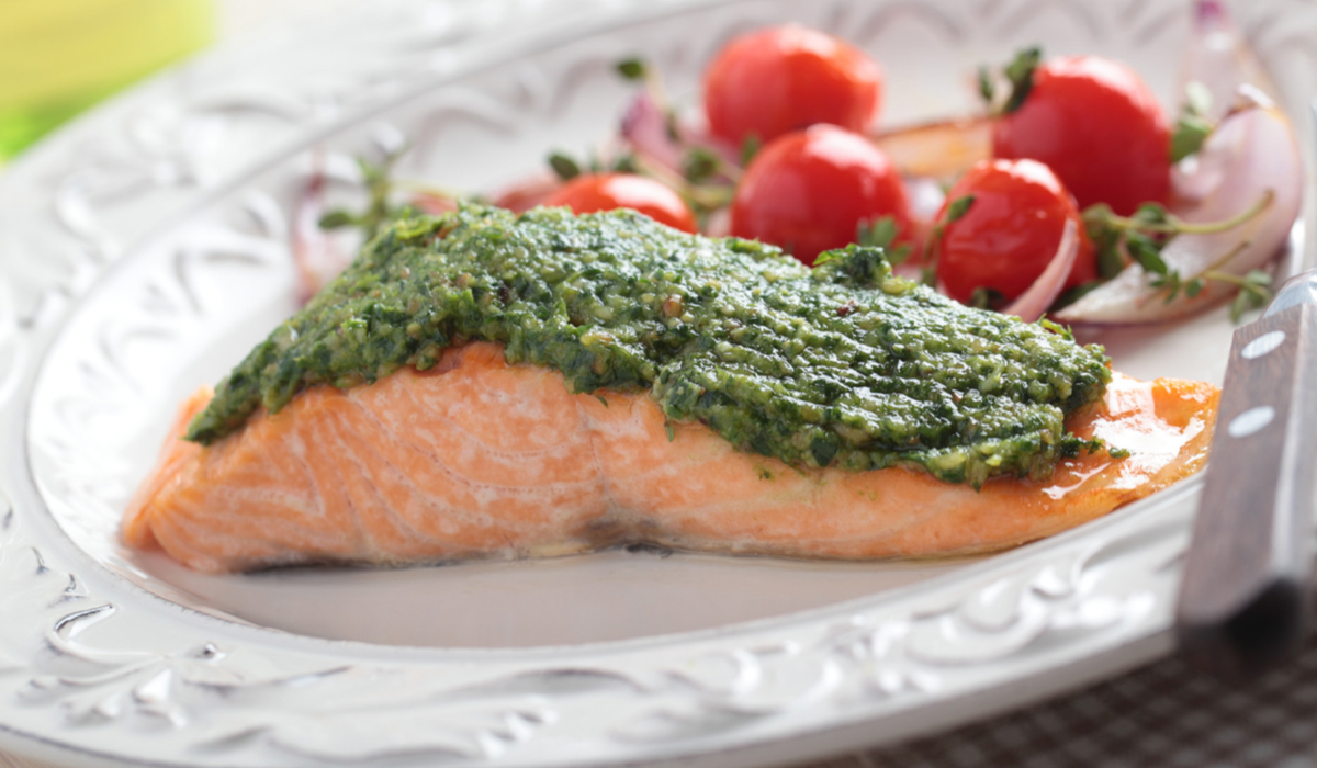 Salmão com pesto de coentro